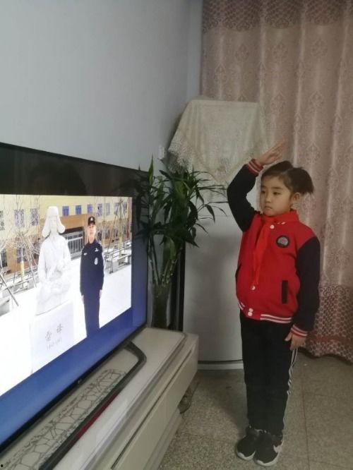 邢台抱孩子吃瓜事件视频,传统习俗还是不文明行为？