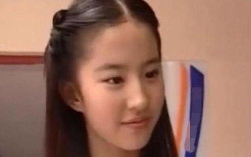 刘亦菲现场吃瓜事件视频,女神也有接地气的一面