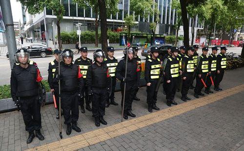 酒吧保安吃瓜事件