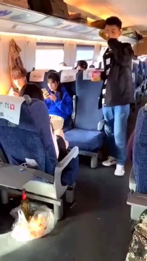 高铁上的奇葩吃瓜事件,一场“奇葩吃瓜”引发的全民热议