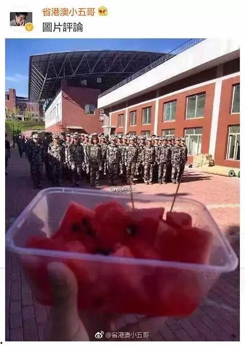 军训凉亭吃瓜事件,校园风波背后的清凉一夏